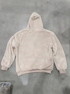 Vue arrière détaillée d'un sweat à capuche pour homme en polaire beige avec bords-côtes