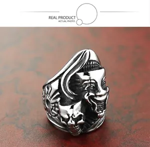 Vue détaillée d'une bague gothique vintage en acier avec clown et crâne