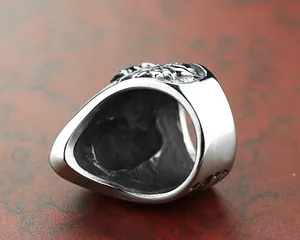 Vue macro détaillée d'une bague tête de mort vintage en argent avec motif clown complexe