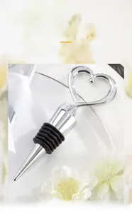 Detailansicht eines eleganten herzförmigen Weinstopfens in Silber als Geschenk