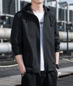Chaqueta negra con capucha para hombre, diseño ligero y ajustado para la primavera