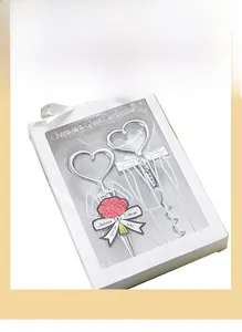 Elegantes Set mit herzförmigem Weinöffner in weißer Verpackung mit Seidenbandschleife