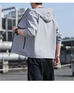 Vista trasera de una chaqueta gris ajustada con capucha para hombre de tela suave