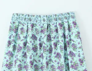 Detailaufnahme eines hellblauen Maxirocks mit Blumenmuster und bequemem elastischem Bund