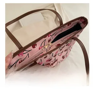 Vue détaillée de la fermeture éclair en métal lisse sur un sac cabas cerise rose