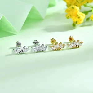 Orecchini a perno a corona in argento S925 con pietre marquise in oro e argento.