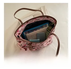 Grand sac fourre-tout rose à imprimé cerise avec rangement intérieur et petite pochette