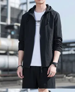 Chaqueta ligera negra con capucha para hombre diseño ajustado para primavera y otoño