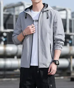 Detalle de una chaqueta ligera gris con capucha para hombre para primavera y otoño