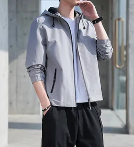 Chaqueta cortavientos informal para hombre con capucha en gris claro para primavera