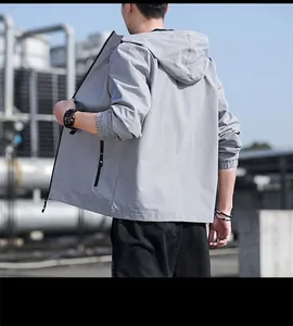 Vista posterior detallada de una chaqueta ligera gris con capucha para hombre primavera
