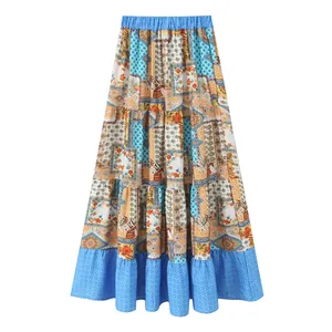 Boho-Stil gestufter Maxirock mit lebhaften Blumenmustern und blauem Rüschensaum