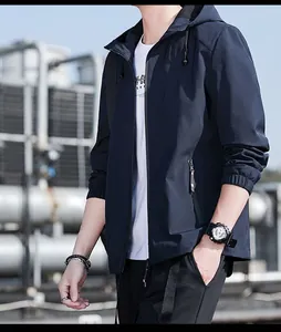 Chaqueta de hombre azul marino con capucha y camiseta blanca para un look casual