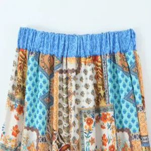 Detailaufnahme eines böhmischen Maxirocks mit floralem Print und blauem Gummibund