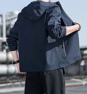 Vista posterior detallada de una chaqueta ligera con capucha azul marino para hombre