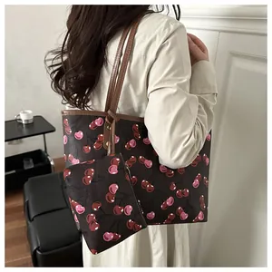 Vue détaillée du sac cabas marron à imprimé cerises avec sa petite pochette assortie