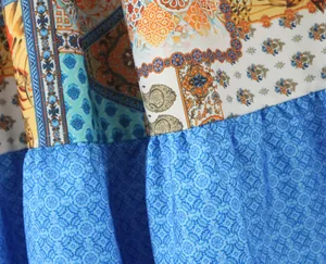 Detailansicht von böhmischem Paisley-Muster und leuchtend blauen geometrischen Rüschen