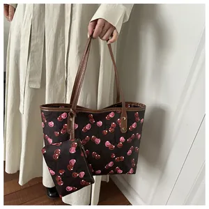 Vue détaillée du sac cabas à imprimé cerise avec petite pochette assortie