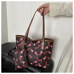 Grand sac cabas à imprimé cerise avec petite pochette zippée assortie.