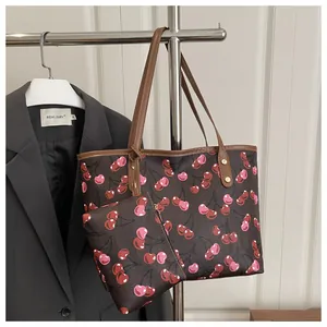 Grand sac cabas à imprimé cerises avec pochette assortie sur un portant métal