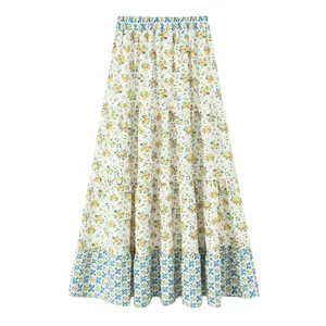 Blumen-Stufenrock für Damen mit blauem Muster am Saum auf weißem Hintergrund