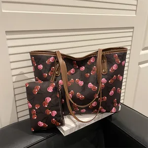 Grand sac cabas imprimé cerises avec pochette assortie pour un look décontracté