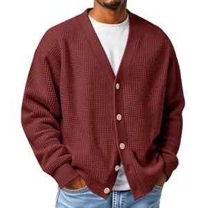 Détail d'un cardigan bordeaux en maille gaufrée avec col en V et boutons en bois