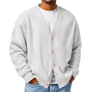 Détail d'un cardigan décontracté en maille gaufrée gris clair pour homme avec boutons.