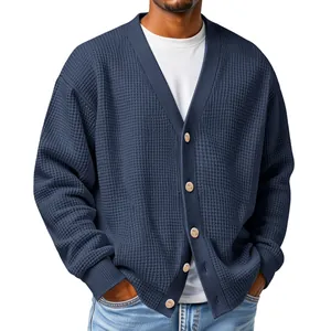 Vue détaillée du cardigan bleu en maille gaufrée pour homme avec boutons en bois naturel
