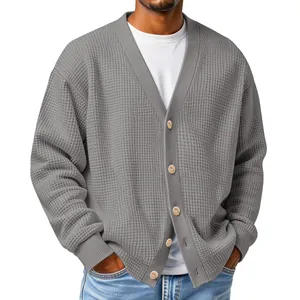 Vue détaillée d'un cardigan gris en maille gaufrée élégant avec boutons pour hommes modernes