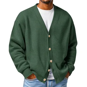 Détail d'un cardigan en maille gaufrée vert foncé pour homme avec col en V