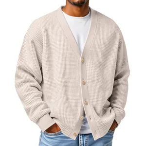 Détail du cardigan beige en maille gaufrée pour hommes avec fermeture boutonnée