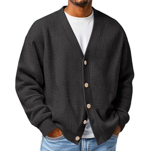 Vue détaillée de la texture gaufrée noire sur un cardigan à manches longues pour hommes