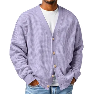 Détail d'un élégant cardigan en maille gaufrée lavande pour homme avec boutons en bois