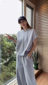 Elegante completo sportivo casual da donna in due pezzi celeste per le uscite estive