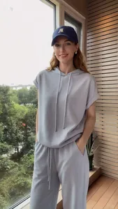 Elegante completo sportivo a due pezzi azzurro con top con cappuccio e pantaloni