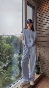 Completo sportivo due pezzi azzurro da donna con felpa a maniche corte e pantaloni larghi