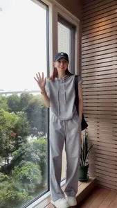 Completo due pezzi da donna con felpa con cappuccio senza maniche e pantaloni larghi