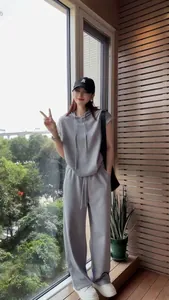 Completo casual grigio con felpa senza maniche e pantaloni larghi da donna in stile vita.