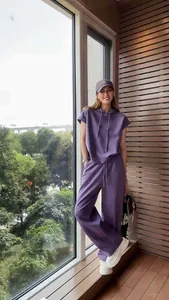 Elegante completo due pezzi viola con felpa a maniche corte e pantaloni a gamba larga