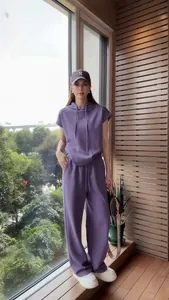 Dettaglio di una tuta sportiva viola in due pezzi da donna dalla vestibilità comoda e larga
