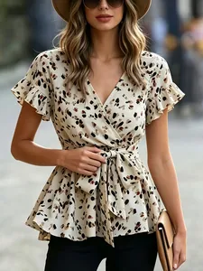 Dettaglio della camicetta da donna con scollo a V, stampa leopardata e fusciacca