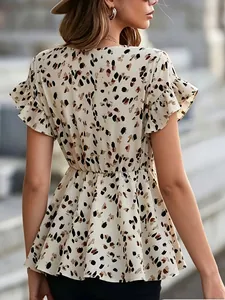 Vista posteriore di un top chic con stampa leopardata, maniche a volant e vita elastica.