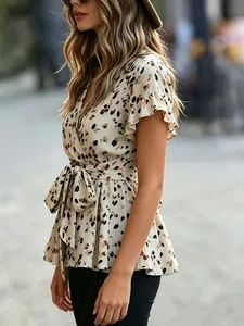 Elegante top da donna con scollo a V, stampa leopardata, cintura da annodare e maniche corte.
