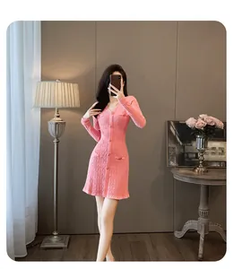 Robe en maille rose élégante avec col en V et style rétro français pour l'automne et l'hiver.