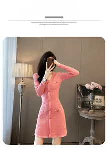Détail d'une robe en maille rose élégante à col en V avec des boutons en perles