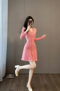 Roze gebreide jurk met V-hals in Franse vintage stijl voor elegante herfstmode voor dames.