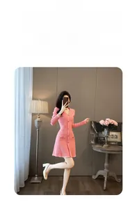 Robe en maille rose à col en V de style vintage français pour la mode féminine automnale.