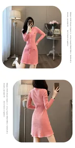 Vues détaillées avant et arrière d'une robe en maille rose avec un élégant col en V