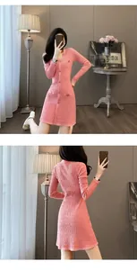 Gedetailleerde voor- en achterkant van een roze gebreide jurk met Franse vintage look